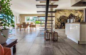 Maisons de vacances Lovely Home In Cuers With Kitchen : photos des chambres