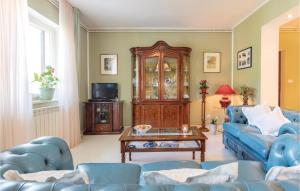 2 Bedroom Cozy Apartment In Pula 