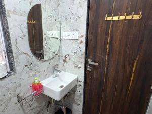 Chic Home - Bright 1 BHK close to Lilavati Hospital, Bandra west 602