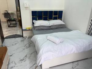 Chic Home - Bright 1 BHK close to Lilavati Hospital, Bandra west 602