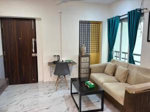 Chic Home - Bright 1 BHK close to Lilavati Hospital at Waroda Road, Bandra west