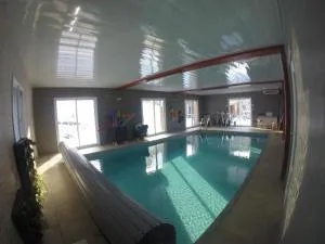Maison avec piscine couverte 8 chambres 22 personnes au coeur de la nature - Saint-Sauveur-en-Rue