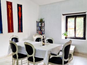 Milla Apartment in art deco villa