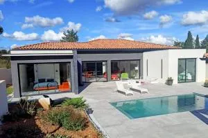 Modern villa with pool - Montredon