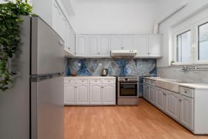 Thissio Getaway 2BA next to Athens ancient market