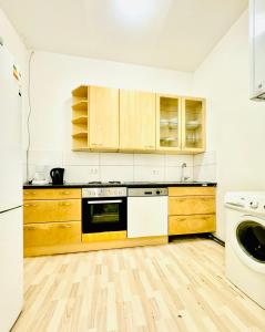 Private Rooms in 4BR Apartment Near FAC Platz, 10-Min Walk