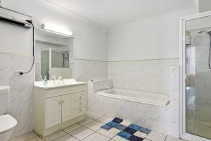 6-BR house in prime location with fantastic views