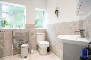 Pool Table - Spacious and Tranquil Hideaway - Near Airport - Sleeps 10