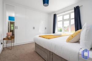 Pool Table - Spacious and Tranquil Hideaway - Near Airport - Sleeps 10