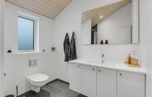 3 Bedroom Beautiful Home In Aakirkeby