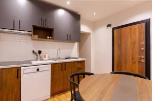 Bright Charming Modern 3BD2Bath Balcony! #367