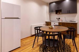 Bright Charming Modern 3BD2Bath Balcony! #367