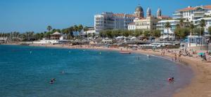 Appartement et Balcon Entier 4 personnes climatisé plage a 100 m