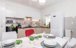 Beautiful Apartment In Jurdani With Kitchen 