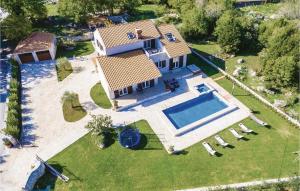 5 Bedroom Cozy Home In Topolo