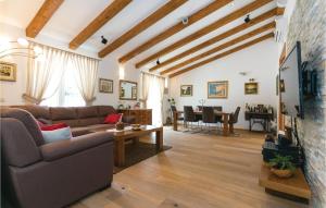 5 Bedroom Cozy Home In Topolo 