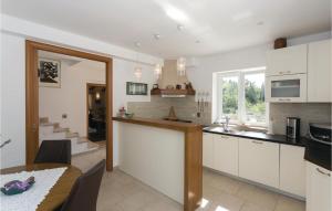 5 Bedroom Cozy Home In Topolo 