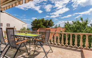 4 Bedroom Cozy Home In Medici