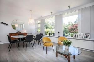 Bright house for 6 people, with hut tub in garden