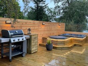 Bright house for 6 people, with hut tub in garden