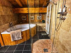 Amazing Chalet with Hot Tub Sauna and Panoramic View