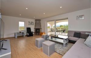 Amazing Home In Donji Prolozac