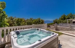 Cozy Home In Smrika With Jacuzzi - Strimka