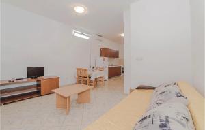 1 Bedroom Amazing Apartment In Biograd 