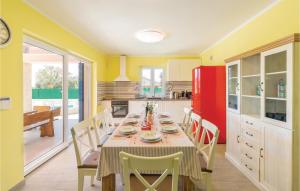 Beautiful Home In Vodnjan With Kitchen