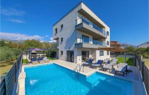 Eight-Bedroom Holiday Home In Kastel Novi