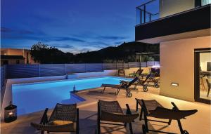 Eight-Bedroom Holiday Home In Kastel Novi