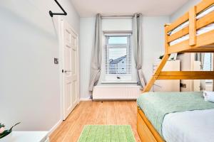 Stylish Harbour Apt Steps to Beach