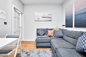 Stylish Harbour Apt Steps to Beach