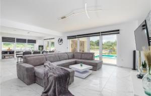 4 Bedroom Beautiful Home In Jursici