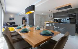 Gorgeous Home In Donji Vinjani 