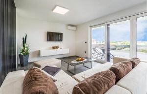 3 Bedroom Amazing Home In Valbandon 