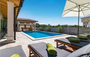 Stunning Home In Peroj