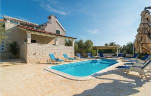 6 Bedroom Gorgeous Home In Milna