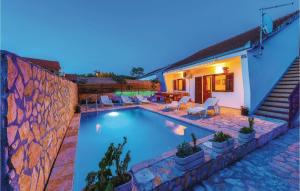 Cozy Home In Primorski Dolac With Wifi