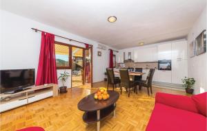 Cozy Home In Primorski Dolac With Wifi