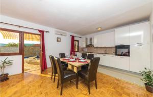 Cozy Home In Primorski Dolac With Wifi