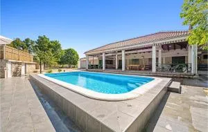 2 Bedroom Nice Home In Nevest - Sedramić