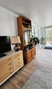 Saltbush - Ideally located and modernised MCM Beach House