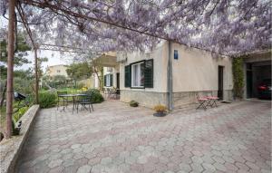 2 Bedroom Nice Apartment In Podstrana