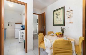 2 Bedroom Cozy Apartment In Jadranovo 
