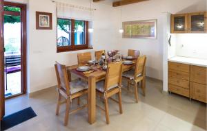 4 Bedroom Beautiful Home In Mravinci 