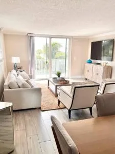 Renovated 2 by 2 by the Beach - 布卡拉顿