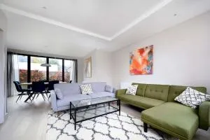 Stunning House with Garden and Parking - Havering