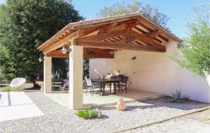 Maisons de vacances Nice Home In Pernes-Les-Fontaines : photos des chambres