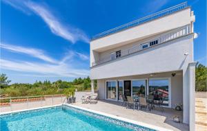 4 Bedroom Gorgeous Home In Pomer 